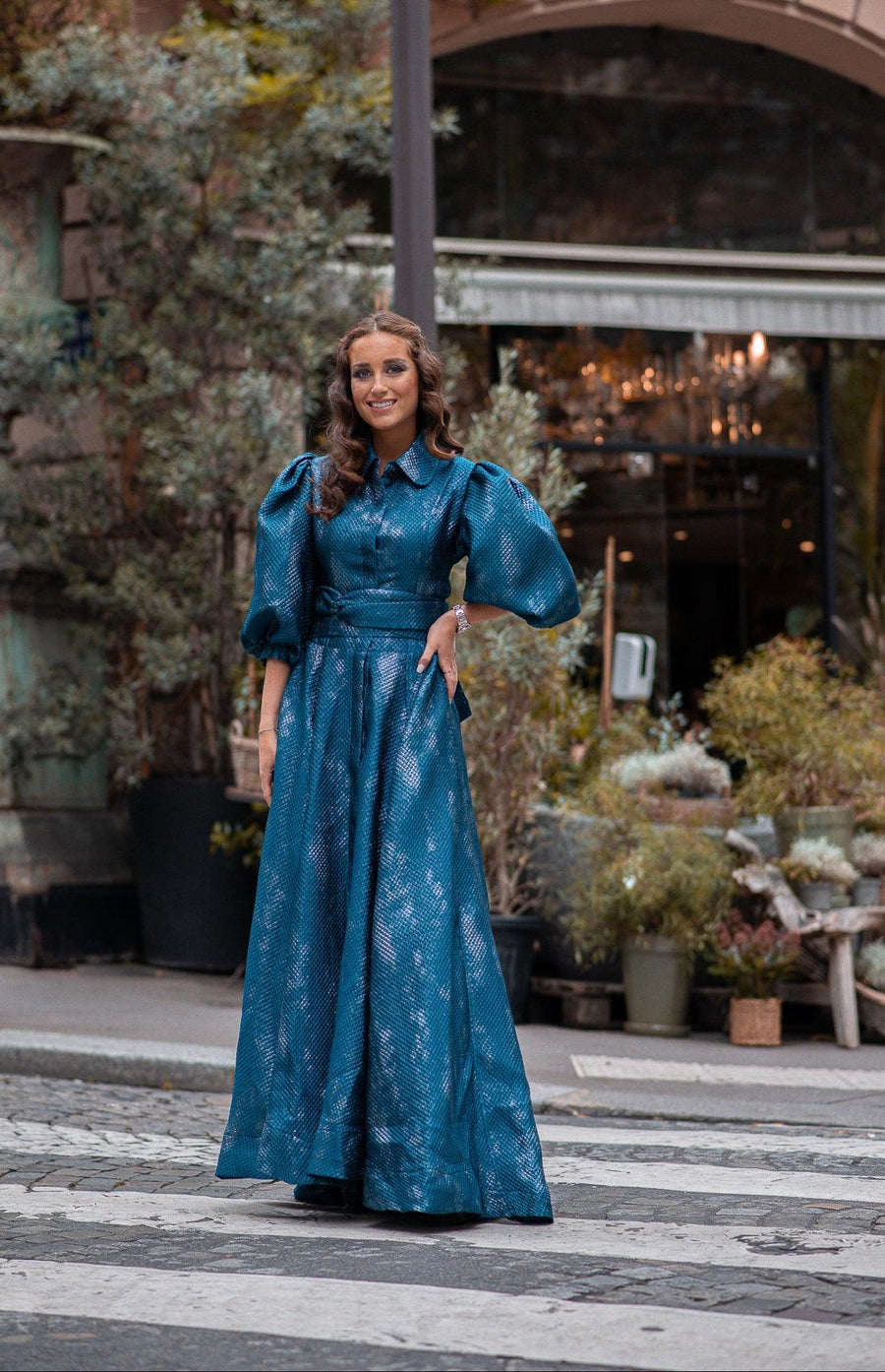 Robe longue du soir en jacquard bleu texturé - Maison Lou